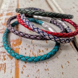 Punottu nahkarannekoru